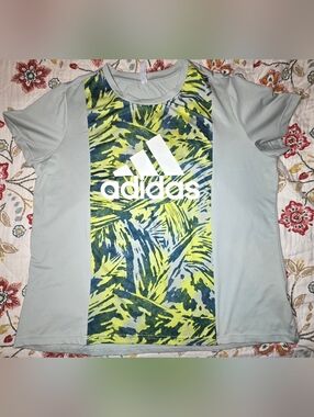 Adidas plus size women's boxy athletic shirt, light green, size 1X, like new